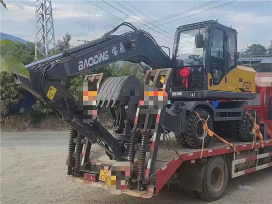 輪式挖掘機(jī).jpg