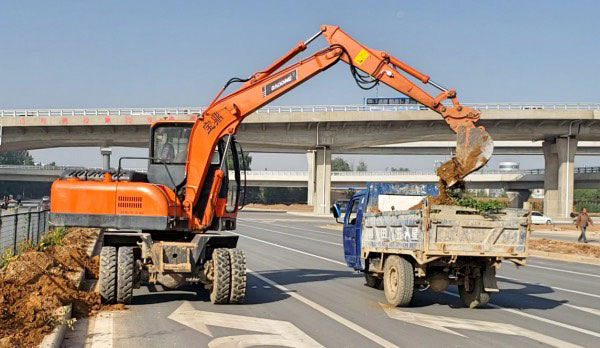 國(guó)產(chǎn)輪胎式挖掘機(jī).jpg