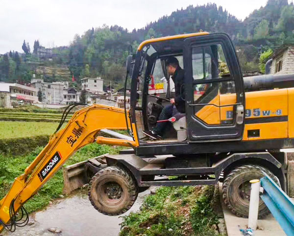 寶鼎輪式挖掘機惡劣工況作業.jpg