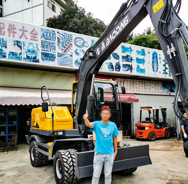 寶鼎輪式挖掘機(jī)用戶.jpg