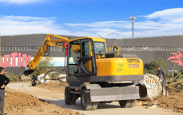 寶鼎輪式挖掘機(jī)80車型.jpg