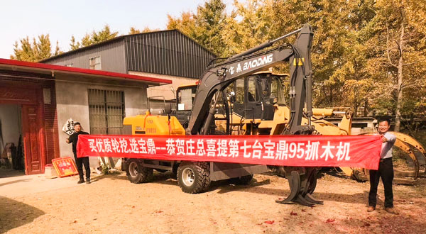 寶鼎輪式小挖掘機(jī)客戶.jpg