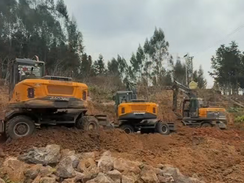 寶鼎輪式挖掘機(jī)高效作業(yè)，加速城鎮(zhèn)基礎(chǔ)建設(shè)進(jìn)程