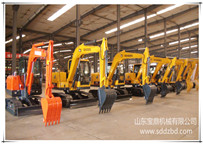 山東寶鼎挖掘機(jī)廠家存放小型挖掘機(jī)區(qū)展示